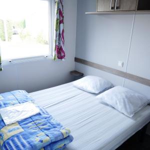 mobil-home-glycine-4-personnes-chambre1-camping-au-gre-des-vents