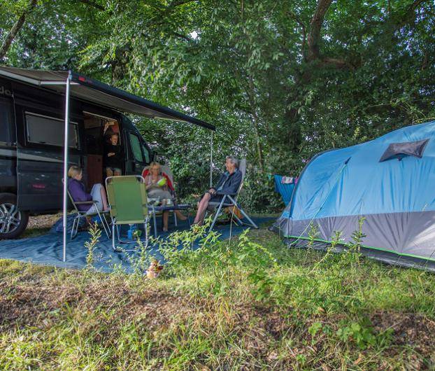 emplacement de camping à rochefort-en-tere