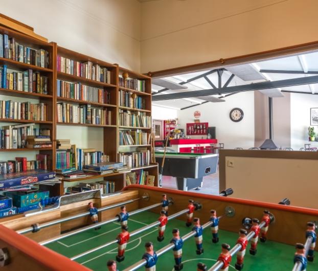 Notre babyfoot et bibliothèque