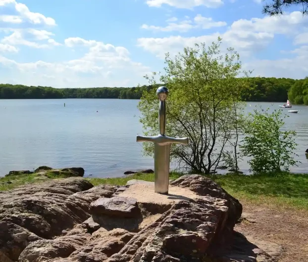 Épée dans pierre lac