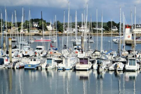 Voiliers amarrés dans le port de plaisance de La Trinité-sur-Mer, l’un des plus grands ports de plaisance du Morbihan