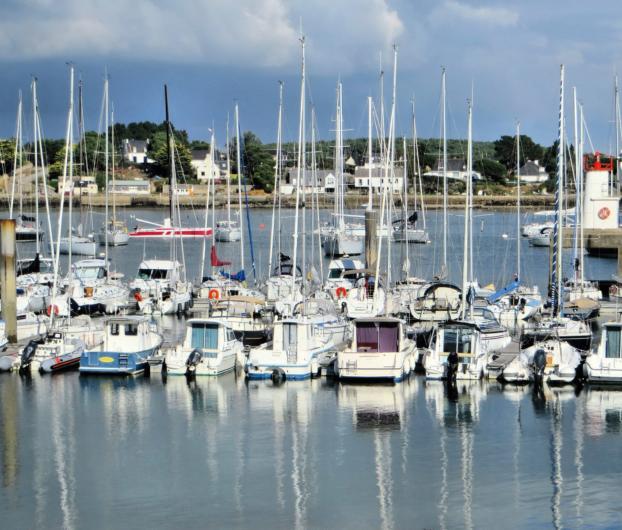 Voiliers amarrés dans le port de plaisance de La Trinité-sur-Mer, l’un des plus grands ports de plaisance du Morbihan
