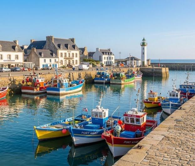 Bateaux de pêche colorés amarrés le long des quais d’un port de la presqu’île de Quiberon