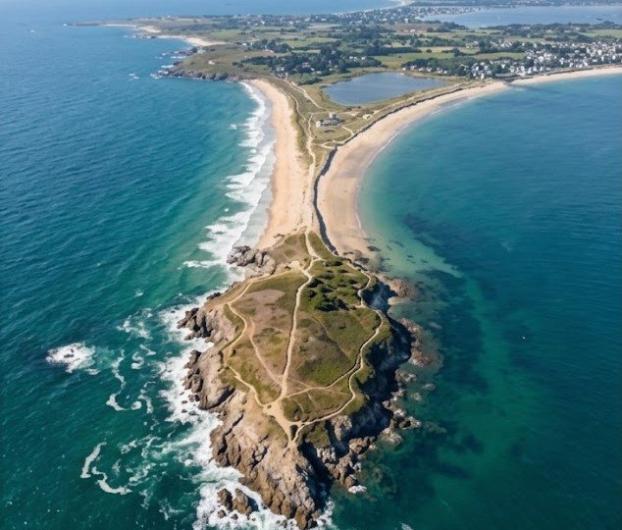 Vue aérienne d’une pointe rocheuse et des plages de sable de la presqu’île de Quiberon
